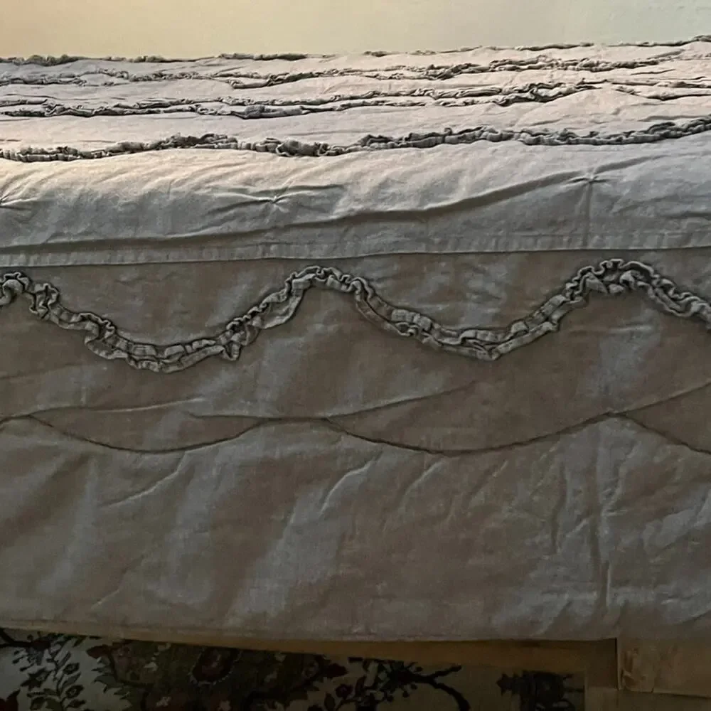 Pottery Barn Teen Emily & Meritt Scallop Ruffle Twin Quilt Comforter Charcoal